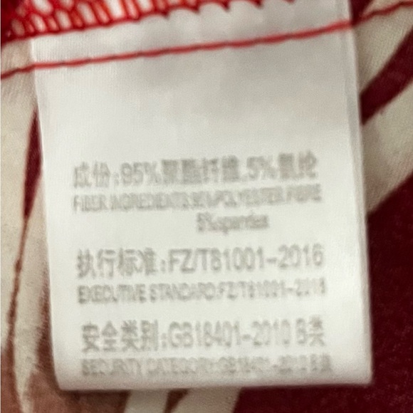 Elegant Red Kimono with Crane Design - Picture 10 of 11